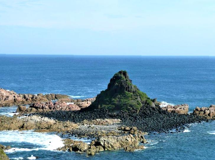 Stunning Seascapes Featuring Pyramid Rock